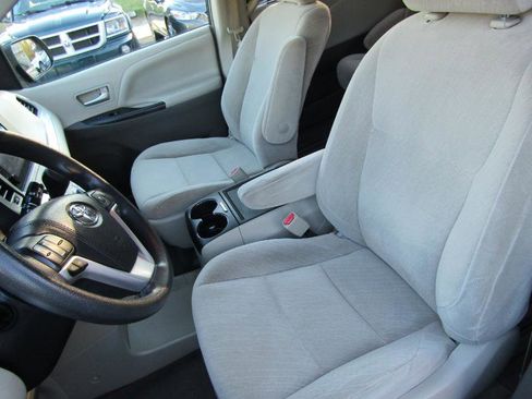 Used 2017 Toyota Sienna LE image 8