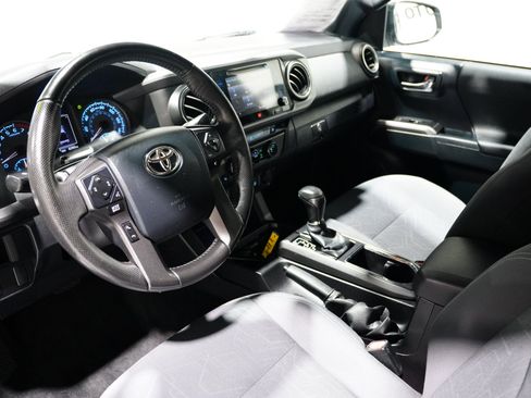 Used 2016 Toyota Tacoma TRD Off-Road image 10