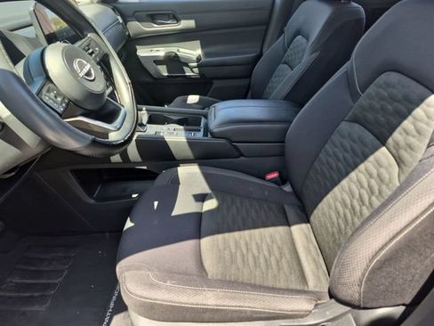 Used 2024 Nissan Pathfinder S FWD image 11