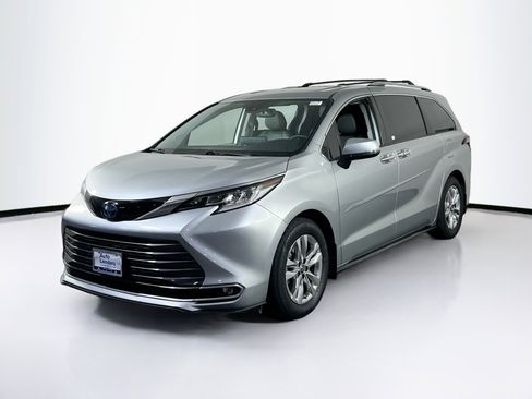 Used 2022 Toyota Sienna Limited image 1