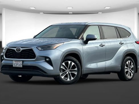 Used 2022 Toyota Highlander XLE image 2