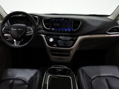 Used 2024 Chrysler Pacifica Touring-L FWD image 9