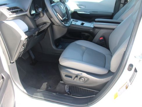 Certified 2025 Toyota Sienna XLE w/ XLE Plus Package FWD image 11