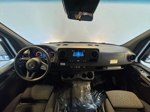 Used 2021 Mercedes-Benz Sprinter 2500 image 12