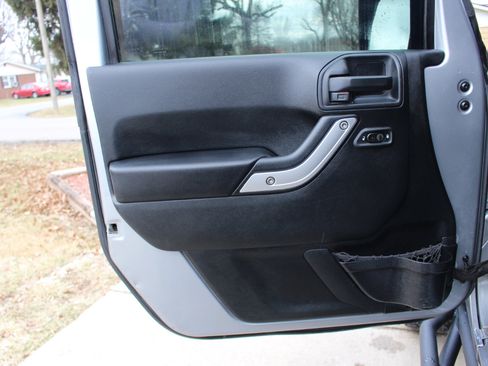 Used 2016 Jeep Wrangler Unlimited Rubicon w/ Connectivity Group image 11