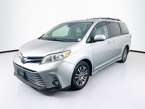 Used 2020 Toyota Sienna XLE Premium FWD image 3