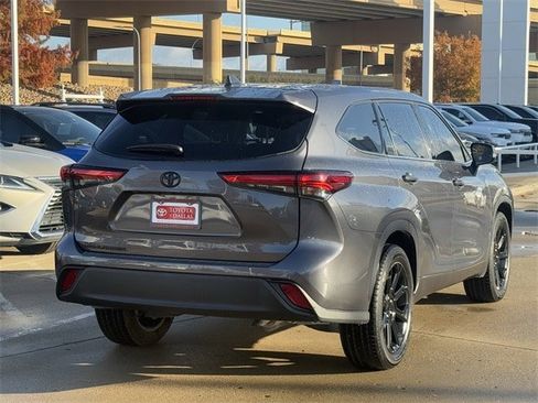 Used 2022 Toyota Highlander L image 4