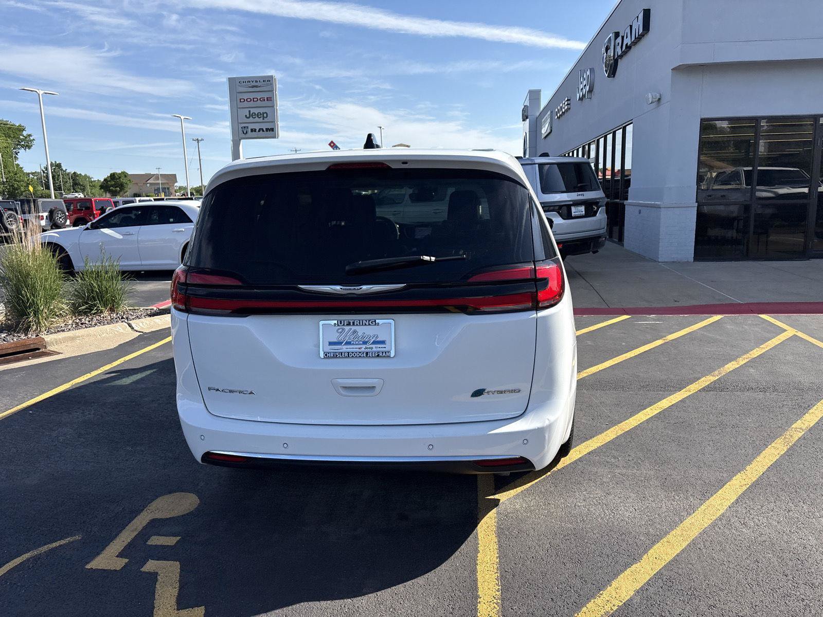 Used 2023 Chrysler Pacifica Limited FWD image 6