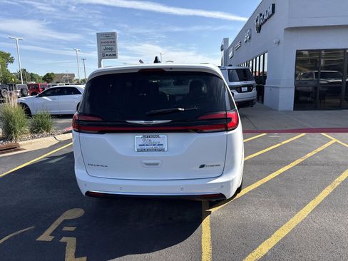 Used 2023 Chrysler Pacifica Limited FWD image 6