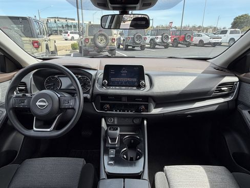 Used 2023 Nissan Rogue SV image 10