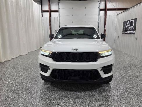 Used 2022 Jeep Grand Cherokee Altitude RWD image 2