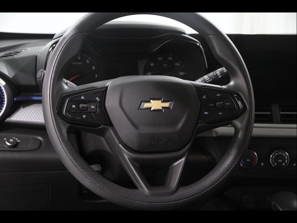 Used 2024 Chevrolet Trax LS w/ LS Convenience Package FWD image 7