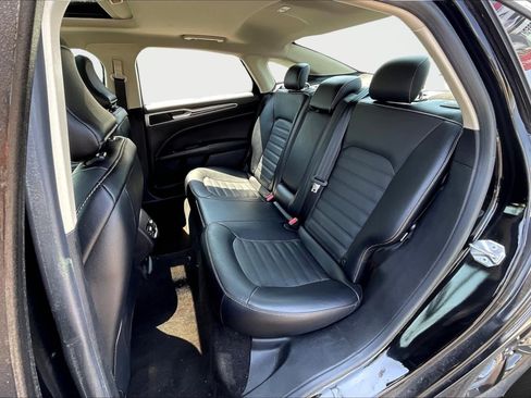 Used 2018 Ford Fusion SE w/ Fusion SE Technology Package FWD image 26