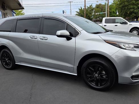 Used 2021 Toyota Sienna LE FWD image 6