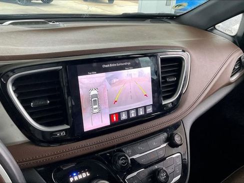 Used 2021 Chrysler Pacifica Limited w/ Uconnect Theater Family Group image 11