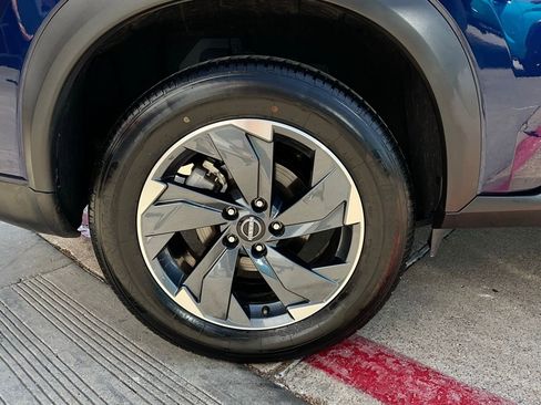 Used 2025 Nissan Rogue SV image 9