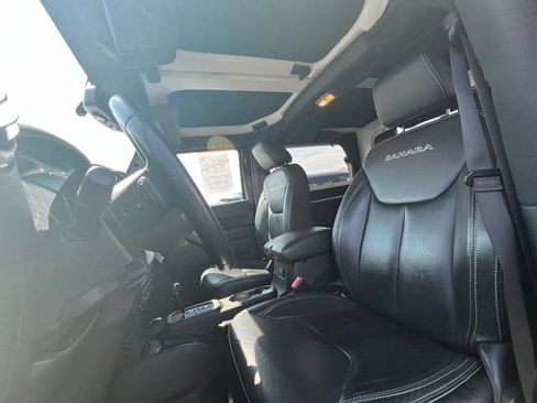 Used 2018 Jeep Wrangler Sahara w/ Connectivity Group AWD/4WD image 11
