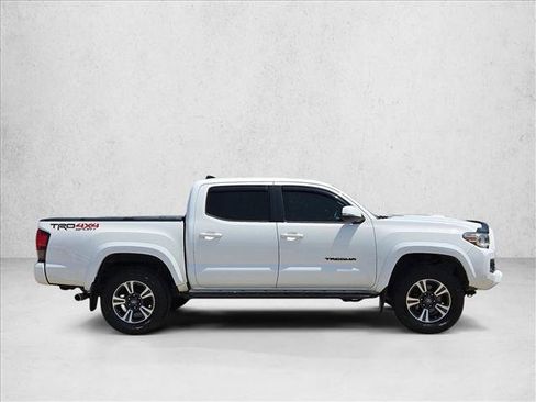 Used 2018 Toyota Tacoma TRD Sport w/ Technology Package AWD/4WD image 4