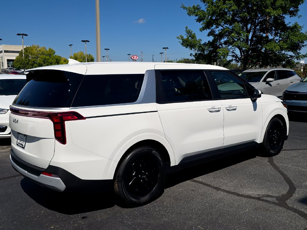 New 2027 Kia Carnival LX FWD image 3