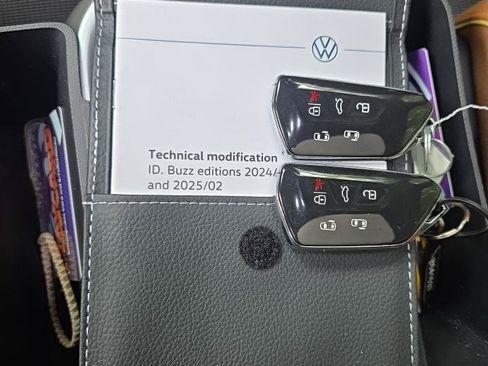 Used 2025 Volkswagen ID. Buzz Pro S Plus w/ Cupholders Package AWD/4WD image 10