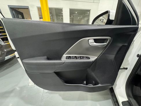 Used 2019 Kia Niro LX image 25