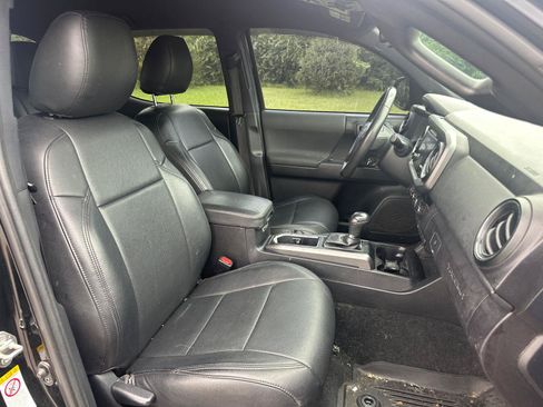 Used 2018 Toyota Tacoma TRD Off-Road AWD/4WD image 23