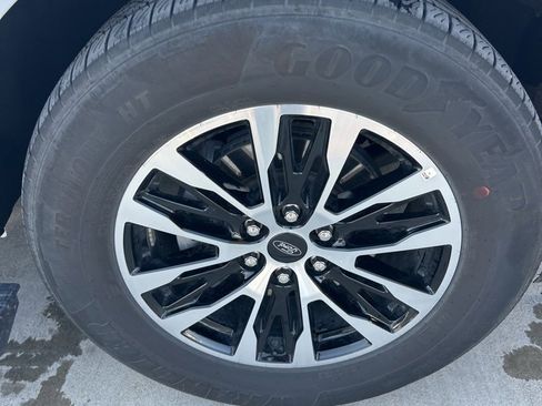 Used 2025 Ford Expedition Platinum image 18