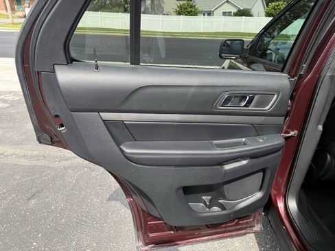 Used 2018 Ford Explorer XLT w/ Equipment Group 202A FWD image 16