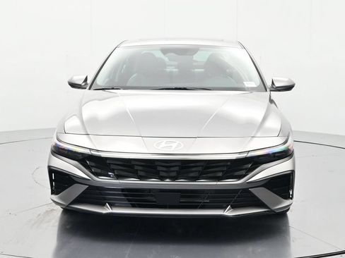 Used 2025 Hyundai Elantra Limited FWD image 2