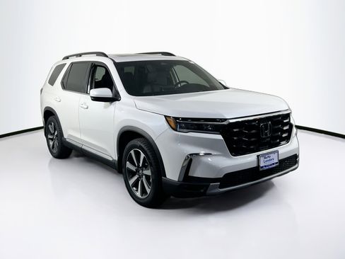 Used 2023 Honda Pilot Touring image 3