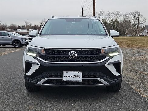 Used 2023 Volkswagen Taos SE image 2