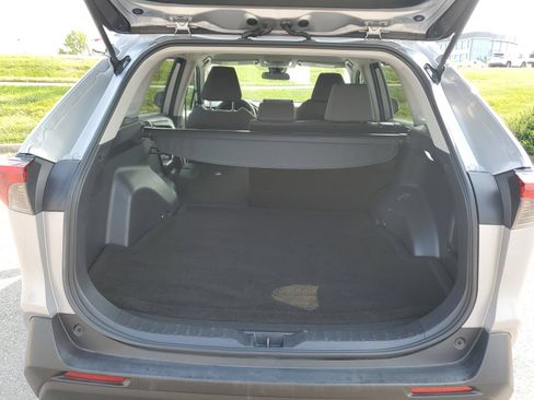 Used 2021 Toyota RAV4 XLE FWD image 9