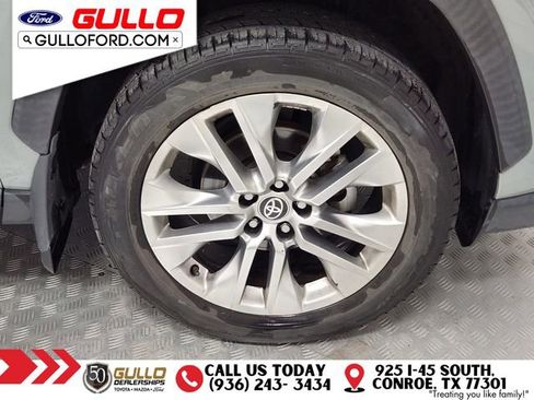 Used 2021 Toyota RAV4 XLE Premium image 9