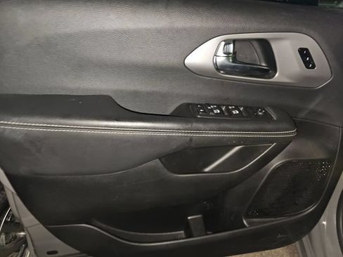 Used 2025 Chrysler Pacifica Select FWD image 7