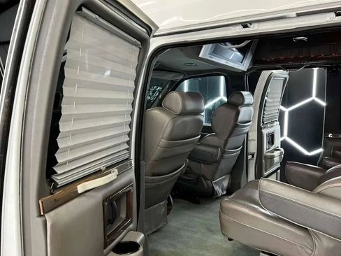 Used 2006 Chevrolet Express 1500 w/ Preferred Equipment Group RWD image 10