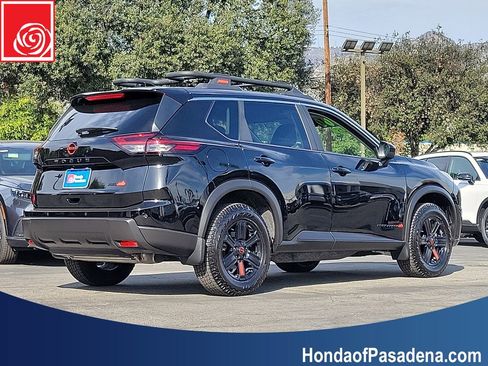 Used 2025 Nissan Rogue SV image 2