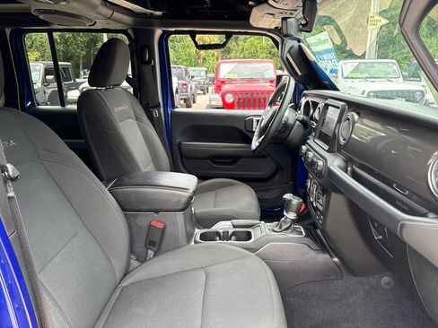 Used 2018 Jeep Wrangler Unlimited Sahara AWD/4WD image 27