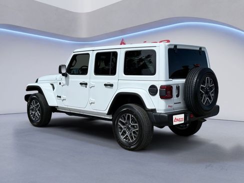 Used 2025 Jeep Wrangler Unlimited Sahara AWD/4WD image 3