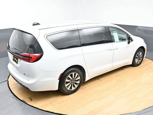Used 2023 Chrysler Pacifica Touring-L FWD image 5