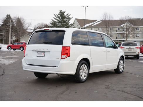 Used 2018 Dodge Grand Caravan SE w/ UConnect Hands-Free Group image 3