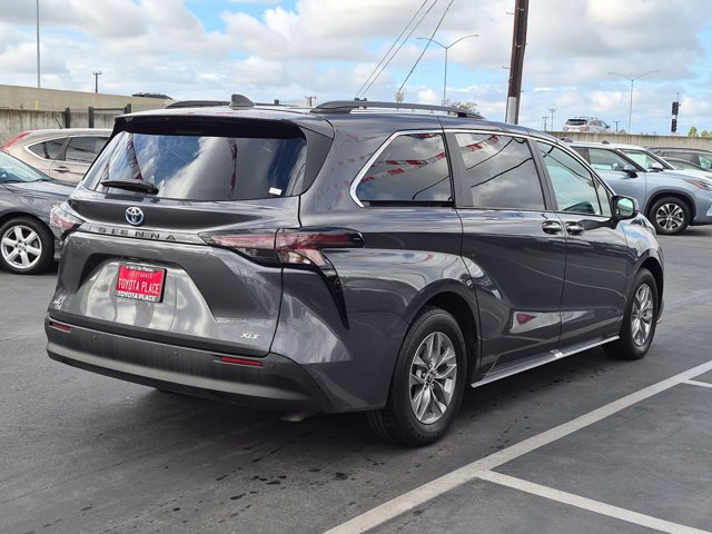 Used 2025 Toyota Sienna XLE FWD image 9
