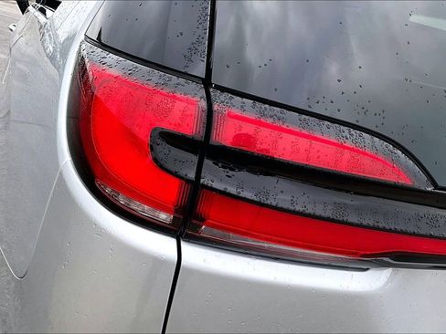 Used 2024 Chrysler Pacifica Touring-L image 23