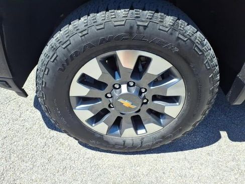 Used 2024 Chevrolet Silverado 2500 Custom w/ Custom Value Package image 5