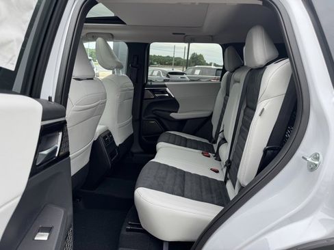 New 2025 Mitsubishi Outlander SE image 11