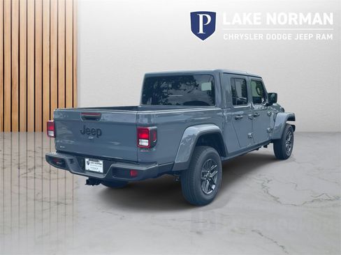 New 2025 Jeep Gladiator Sport image 9
