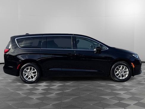 Used 2024 Chrysler Pacifica Touring-L image 8