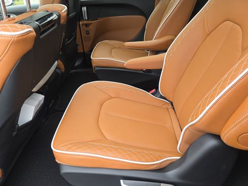 New 2026 Chrysler Pacifica Pinnacle w/ Trailer Tow Group image 22