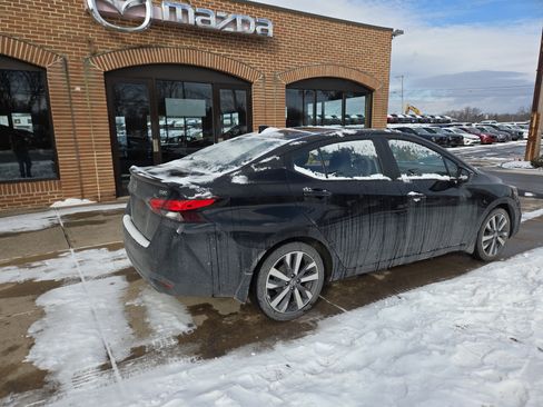 Used 2021 Nissan Versa SR image 3