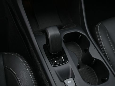 Used 2025 Volvo XC40 B5 Core image 10