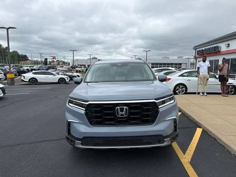 Used 2025 Honda Pilot Touring image 11